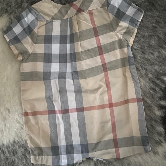 Adorable Burberry pale check playsuit NWT - Picture 2 of 3